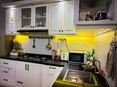 Bandung, Endonezya - 8 Eylül 2025: Sıcak Işıklı Modern Mutfak İç Tasarımı