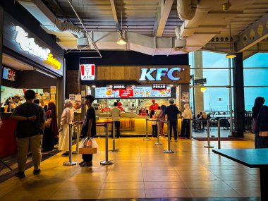 Bandung, Endonezya - 7 Eylül 2025: Canlı bir yemek katında KFC restoranı