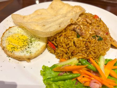Endonezya usulü kızarmış pirinç Nasi Goreng ve yumurta.