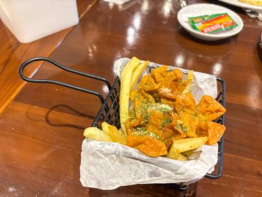 Çıtır tavuk ve kızartma sepeti.