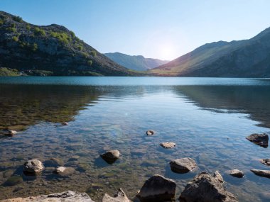 Alp dağ gölü Enol Covadonga yakınındaki. Picos de Europa Milli Parkı, İspanya, Asturias gölde.