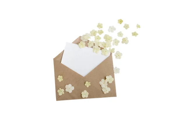 Envelope Papel Marrom Com Cartão Branco Saudação Flores Voadoras Brancas — Fotografia de Stock