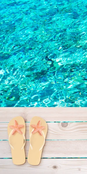 Turq üzerinde zemin kaplaması ahşap plakalar üzerinde denizyıldızı ile Flip flop