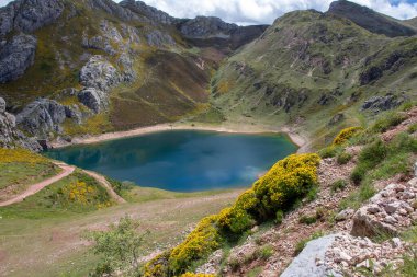 Somiedo Ulusal Parkı 'ndaki Cueva Gölü, İspanya, Asturias. Saliencia dağ gölleri. Bakış açısından en üstteki görünüm