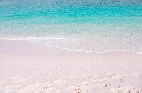 Рожевий Піщаний Пляжний Фон Кришталево Чиста Бірюзова Морська Хвиля Тропічний — стокове фото