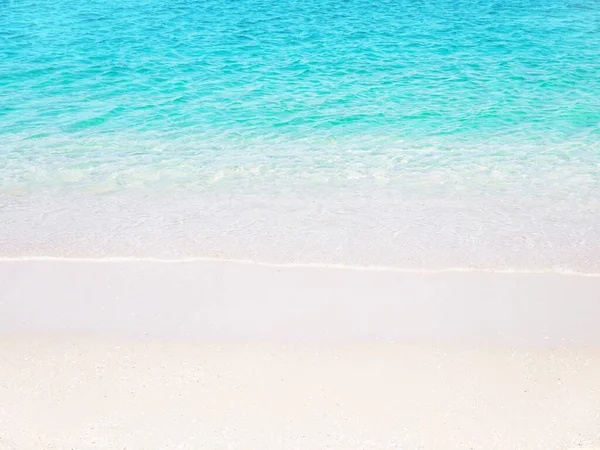 Пляжний Фон Тропічний Рай Піщаний Берег Миється Хвилею Кришталево Чиста — стокове фото