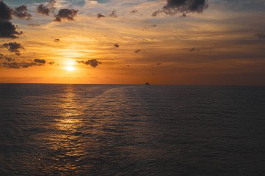 Denizin üzerinde gün batımı