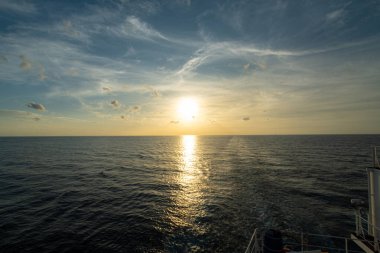 Denizin üzerinde güzel bir gün batımı