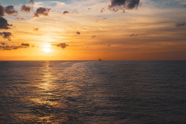 Denizin üzerinde güzel gün batımı