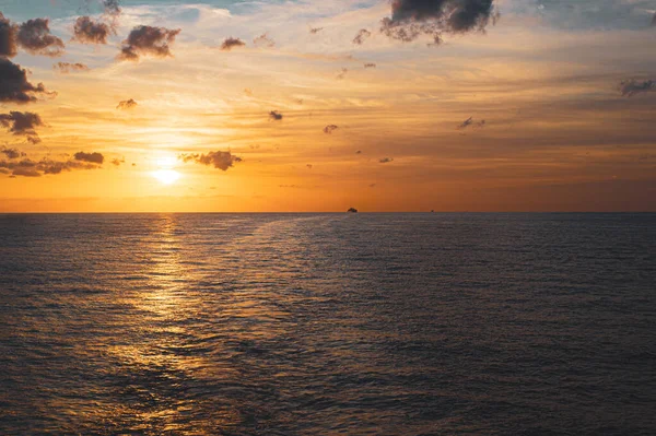 Denizin üzerinde güzel gün batımı