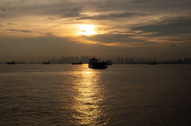 Denizin üzerinde gün batımı