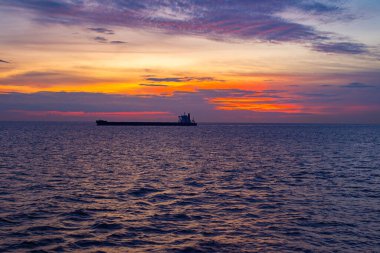 gün batımında denize gemi