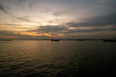 Denizin üzerinde güzel bir gün batımı