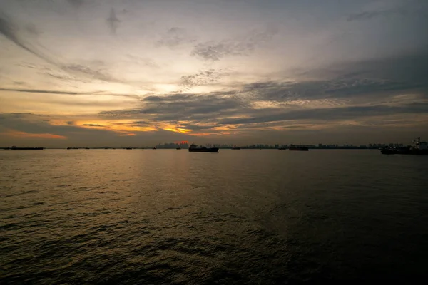 Denizin üzerinde güzel bir gün batımı