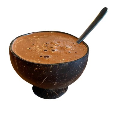 Beyaz arka planda sıcak doğal kakaolu hindistan cevizi kasesi. Sağlıklı beslenme, eko-ürün, doğal içecekler ve refah ve çiğ besin tarzında minimalist hizmet fikri.