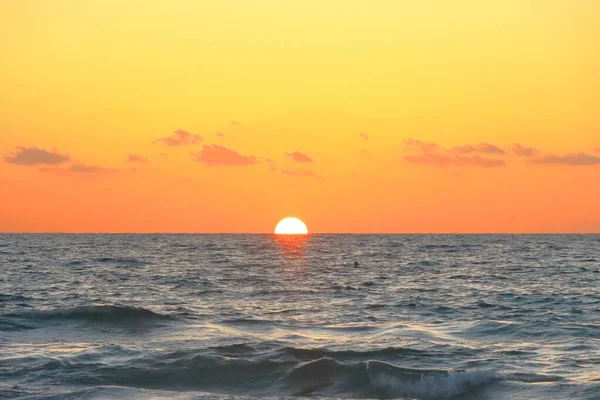 Denizde güzel bir gün batımı. Sahilde gün batımı. Güneş denizin üzerinde batıyor..