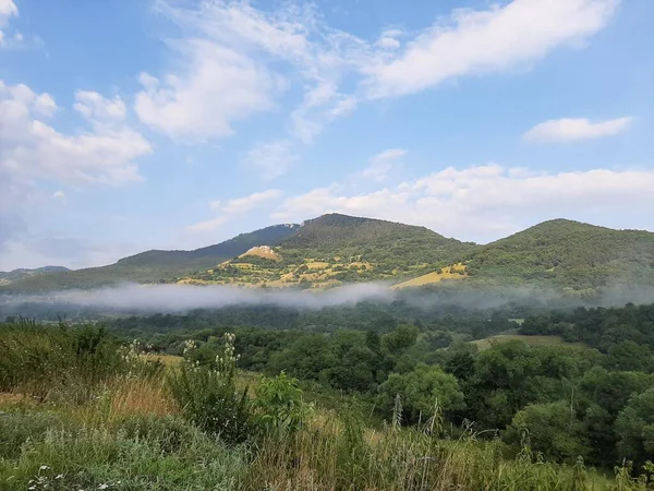 Romanya dağları vadisinin güzel manzarası
