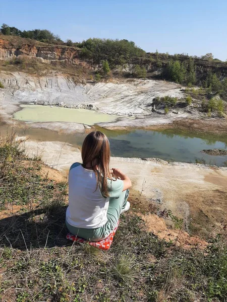 Sonbaharda taş ocağına yürü, güzel bir gün.