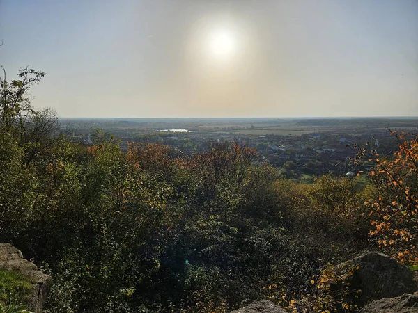 Ağaçlı güzel sonbahar manzarası