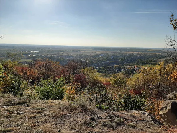 Ağaçlar ve ormanlarla dolu güzel sonbahar manzarası