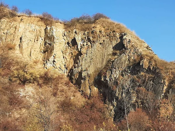 Büyük bir kayası olan dağ manzarası