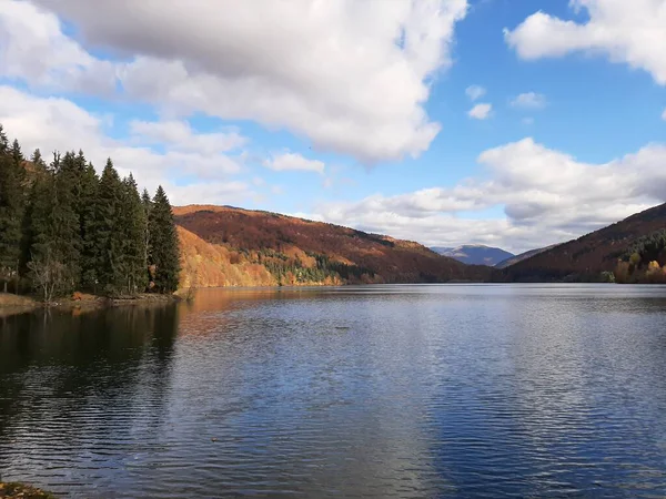 Olshansky Barajı, Karpatlar, Ukrayna Dağlarda gölü olan güzel bir manzara 