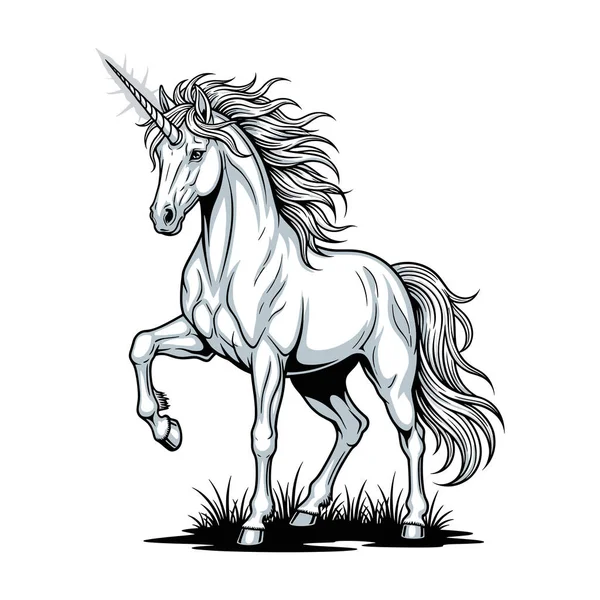 Çimlerin üzerinde duran sakin bir tek boynuzlu at