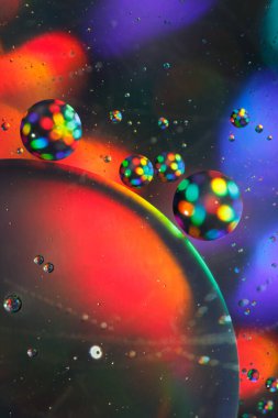 Renkli yağlı baloncuklu yaratıcı sulu doku. Gökkuşağı Sanal Bokeh Efekti ile Su Yüzeyi 'nin Soyut Fotoğrafı. 