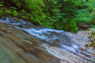 Dağdaki güzel şelale