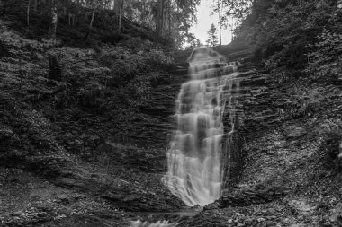 bir şelalenin siyah beyaz görüntüsü