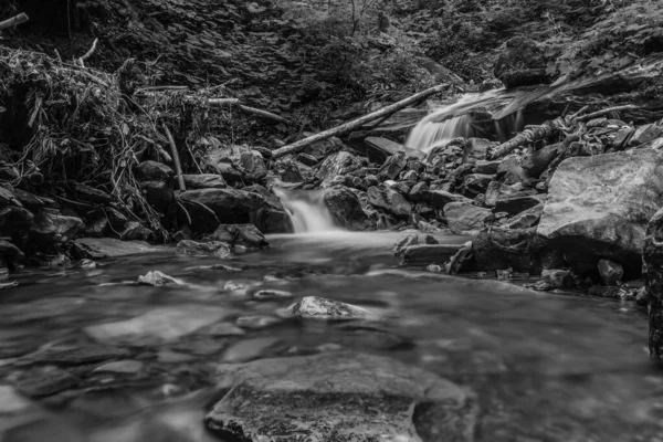 bir şelalenin siyah beyaz fotoğrafı