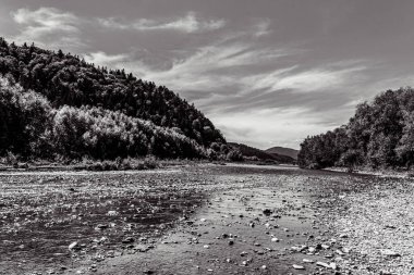 güzel dağ nehir manzarası