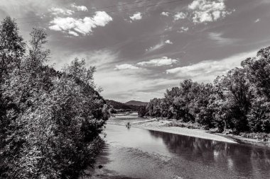 Yazın nehrin güzel manzarası
