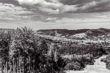 Dağlardaki bir tepenin tepesinden manzara
