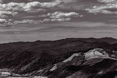 Dağları olan güzel bir manzara.