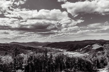 Dağlarda siyah beyaz bulutlar