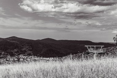 Dağlarda dağları olan güzel bir manzara.
