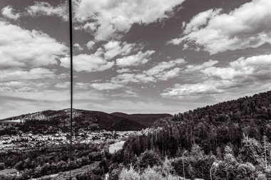Yazın siyah ve beyaz dağların panoramik manzarası.