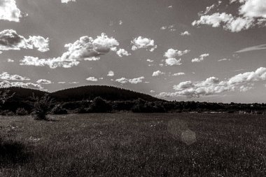 Dağlarda siyah beyaz bulutlar