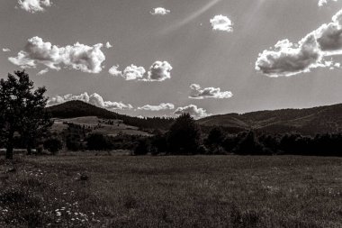 Dağlarda siyah beyaz bulutlar