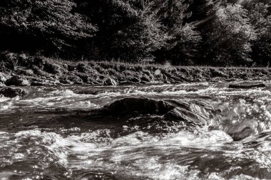 Nehir, akan suyla siyah ve beyaz