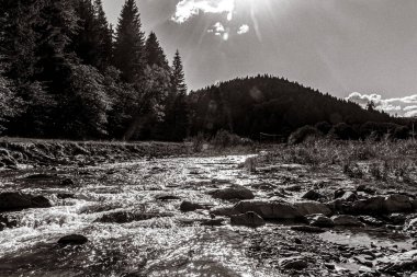 dağlarda bir nehir.