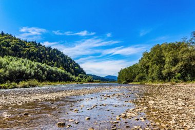 Dağlardaki dağ nehri.