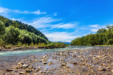 Dağlardaki güzel dağ nehri.