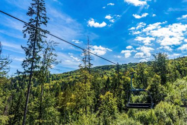 Yaz mevsiminde dağ zirvesinde teleferik..