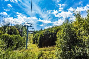 Ormanda kayak asansörü. yaz tatili.