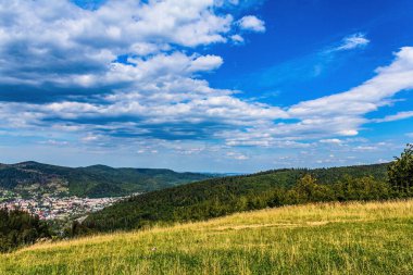 Arkasında bir dağ olan güzel bir manzara.