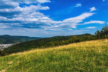 Mavi gökyüzü ve bulutlu güzel bir manzara.