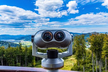 Dağın tepesinde dürbünler