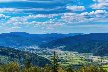 Dağın tepesinden güzel manzara.